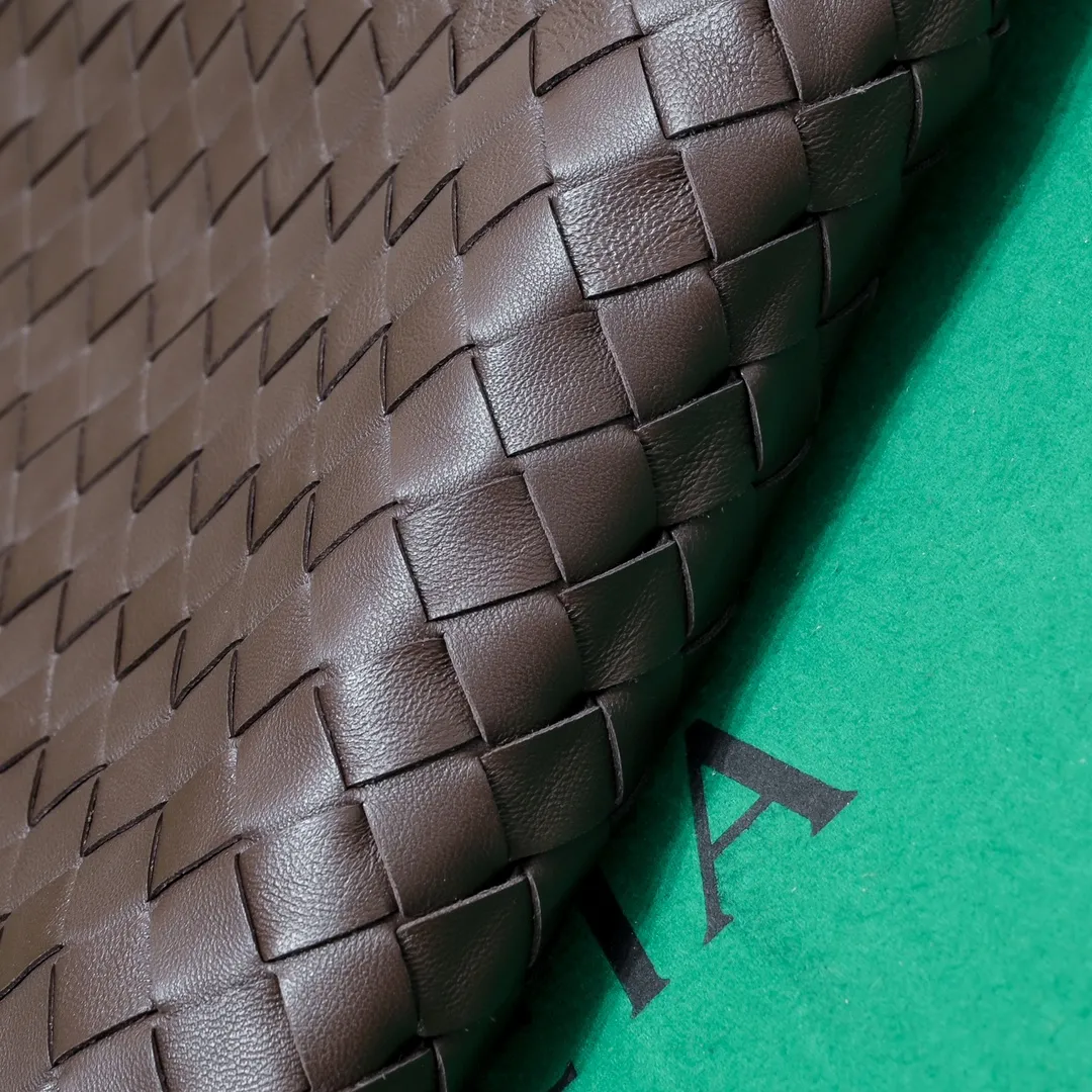 Batch 1860 #Bv new small HOP bag, the bag body and handles are made of a whole piece of woven leather. The bag body is soft and lazy. Hop symbolizes the praise of innovation and eternal craftsmanship [love]. The pyramid silhouette combines practicality and fashion. It is modern and casual. The double-sided closure design of the bag mouth is more convenient and safe! The cowhide texture also makes the bag more wear-resistant and durable. A must-have for fashionable ladies who like minimalism yet comfortable and casual! Size: 41x20.5x7.5, Model: 3966#